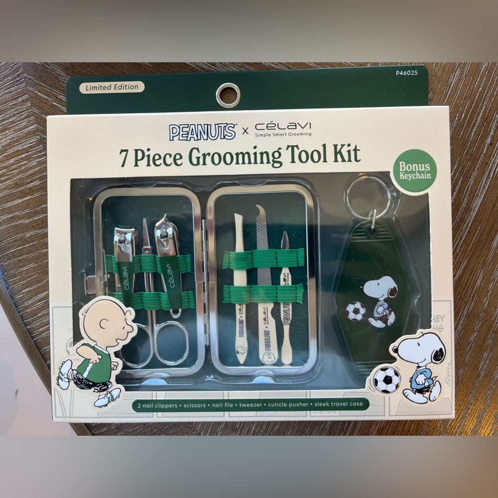 Peanuts Green Soccer Snoopy 7-Piece Grooming manicure Travel Tool Kit w Keychain